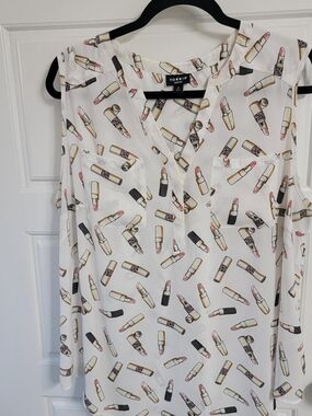 Torrid size 0 chiffon top in White Lipstick Cheetah -Print V-Neck Blouse